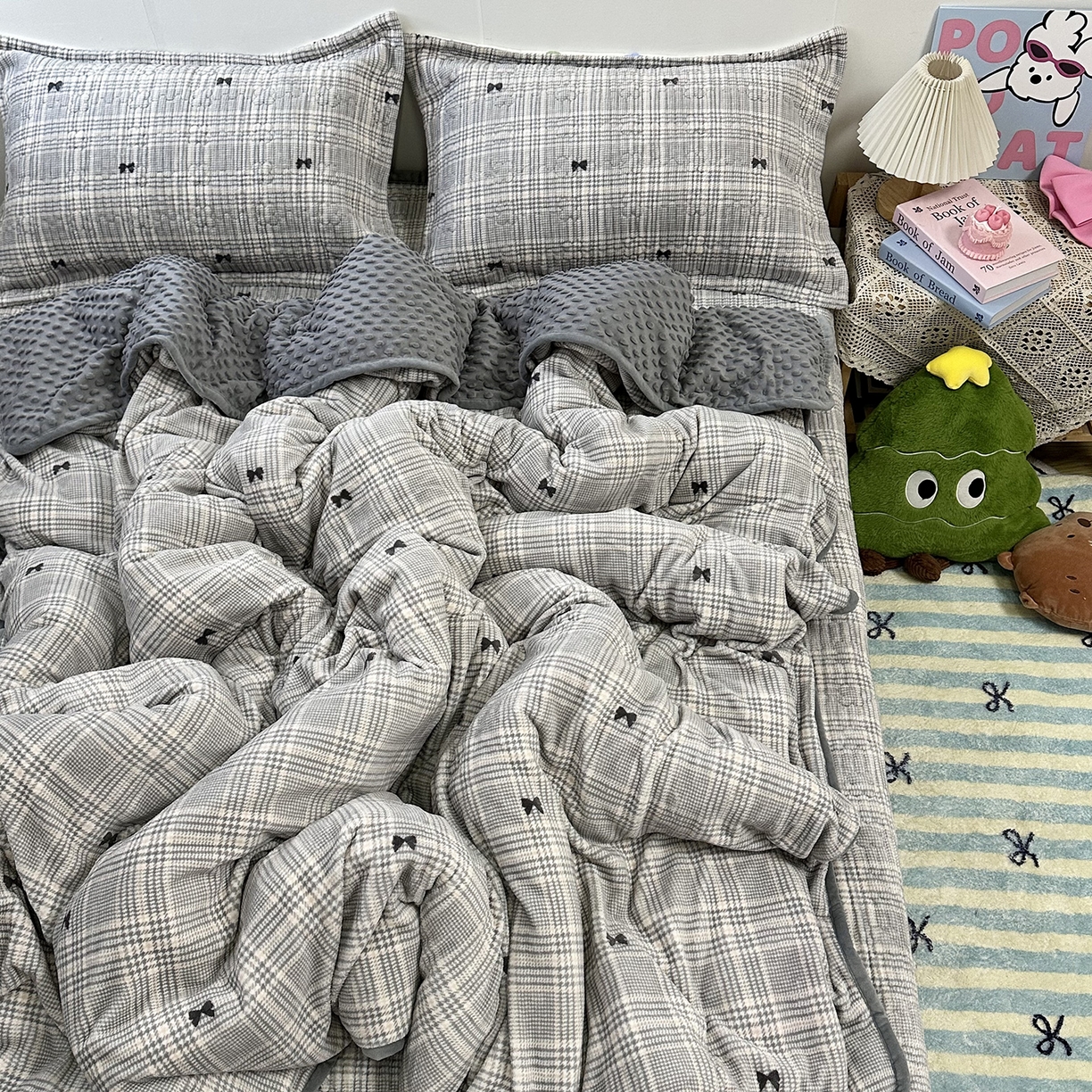 91家纺网 家纺一手货源 找家纺 慕晨 2025新款牛奶绒新款印花高克重豆豆绒夹棉床盖三件被套四件套热款 千鸟格蝴蝶结