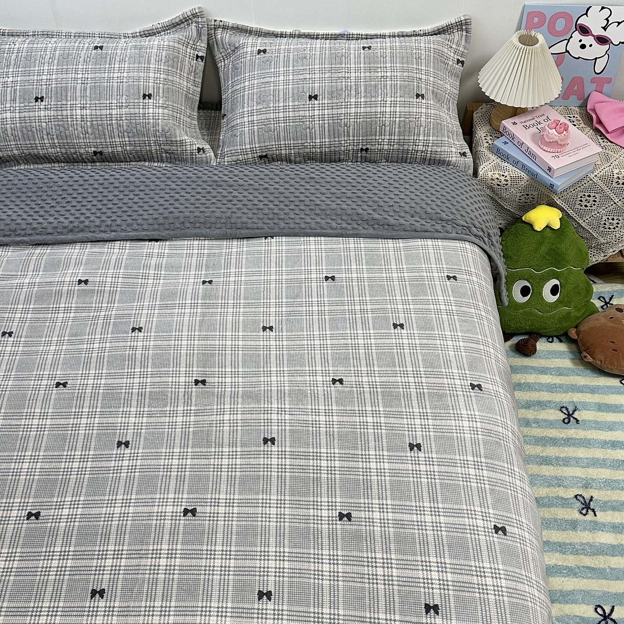 91家纺网 家纺一手货源 找家纺 慕晨 2025新款牛奶绒新款印花高克重豆豆绒夹棉床盖三件被套四件套热款 千鸟格蝴蝶结