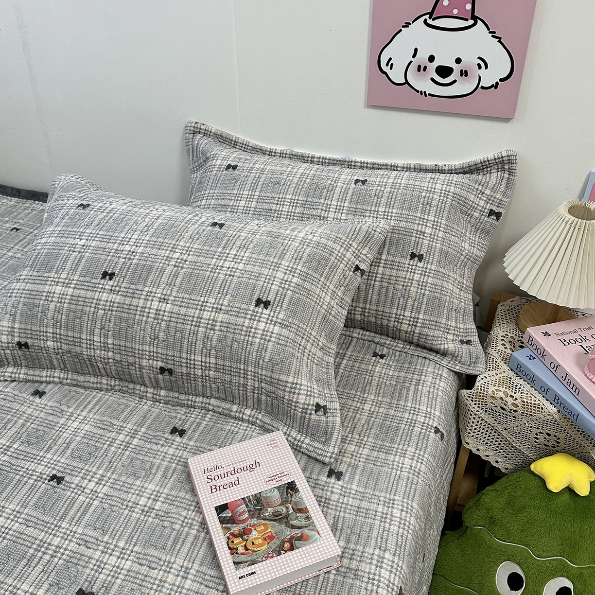 91家纺网 家纺一手货源 找家纺 慕晨 2025新款牛奶绒新款印花高克重豆豆绒夹棉床盖三件被套四件套热款 千鸟格蝴蝶结