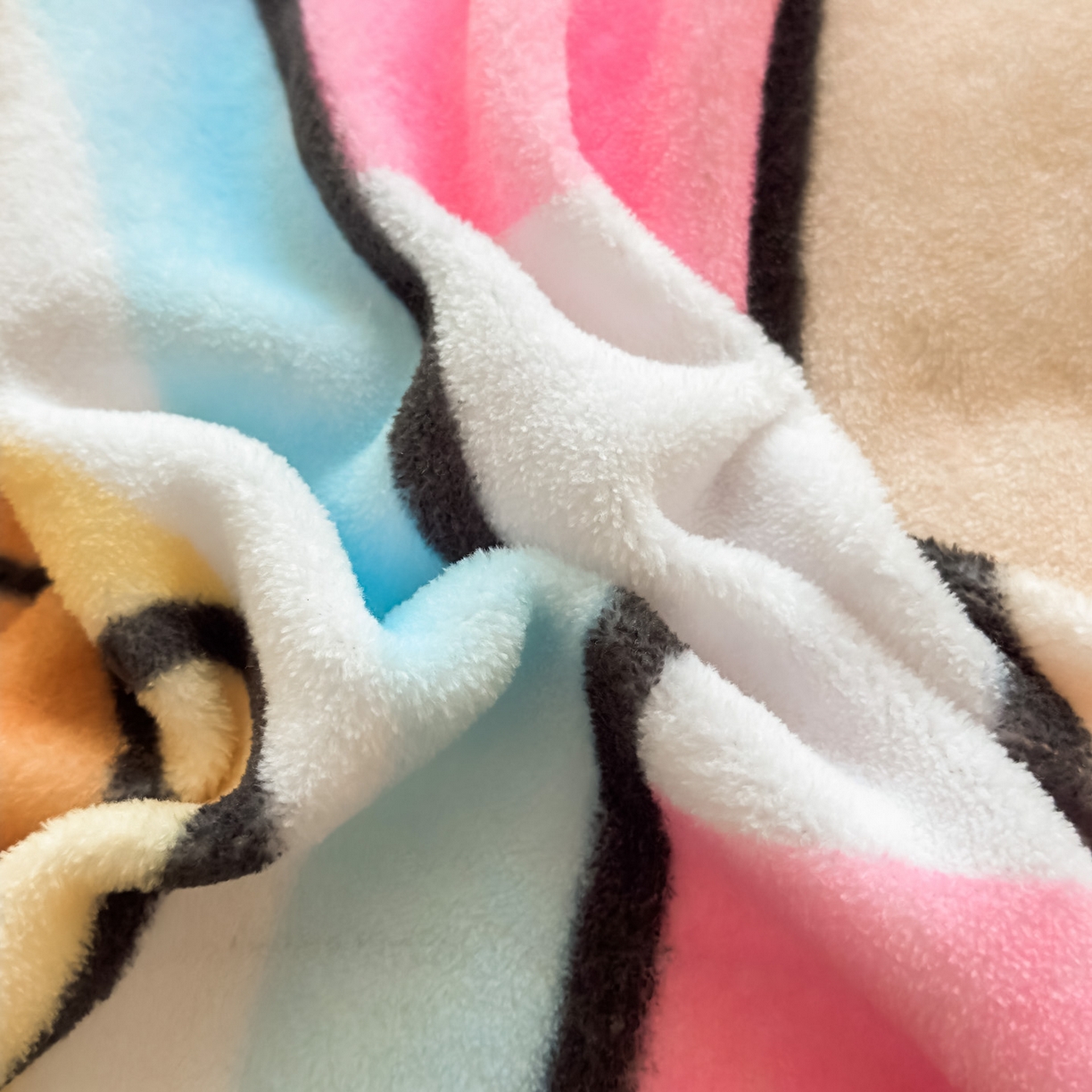 91家纺网 家纺一手货源 找家纺 浩诚 2025新款大版原创设计卡皮巴拉高克重牛奶绒单床笠 调皮巴拉