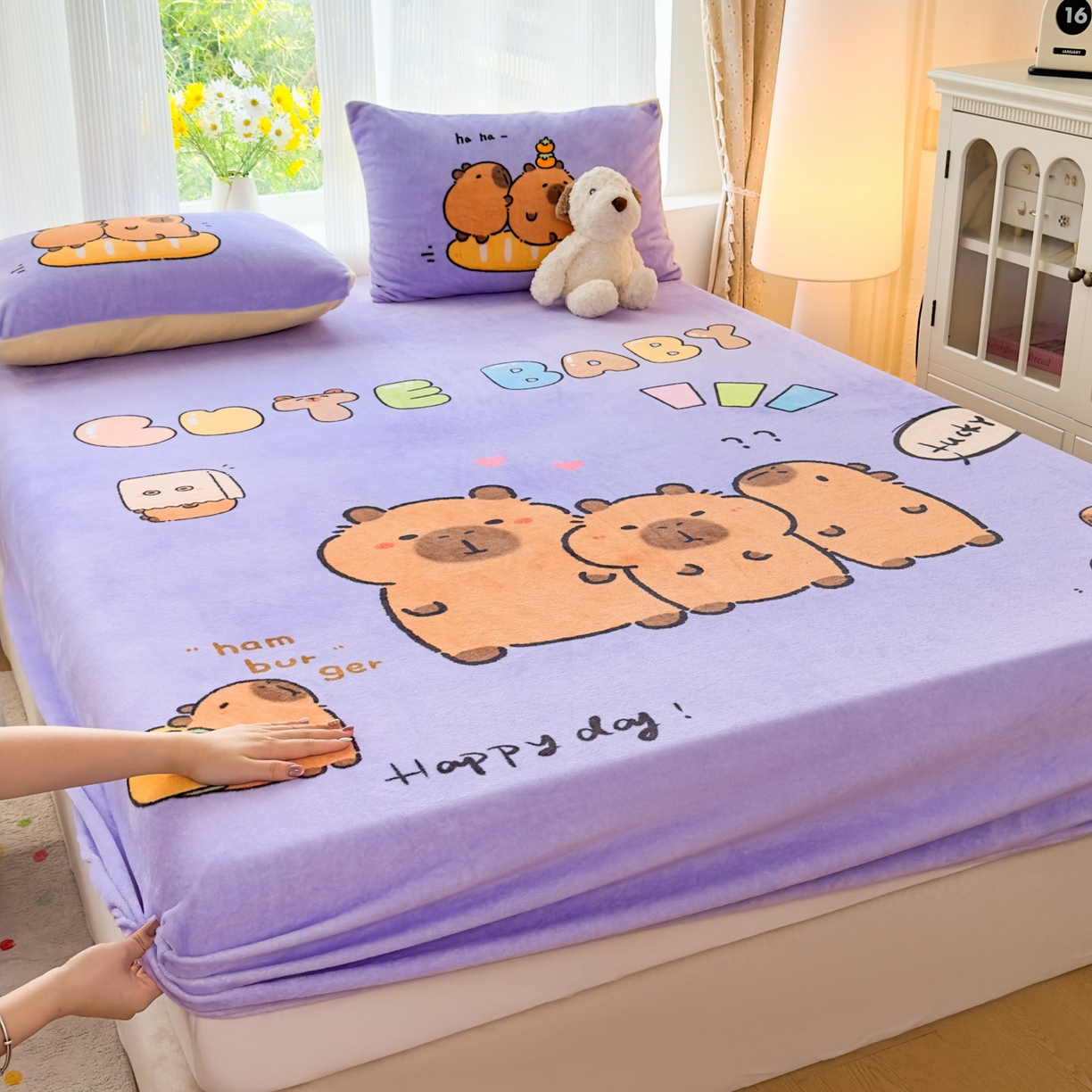 91家纺网 家纺一手货源 找家纺 浩诚 2025新款大版原创设计卡皮巴拉高克重牛奶绒单床笠 紫色巴拉