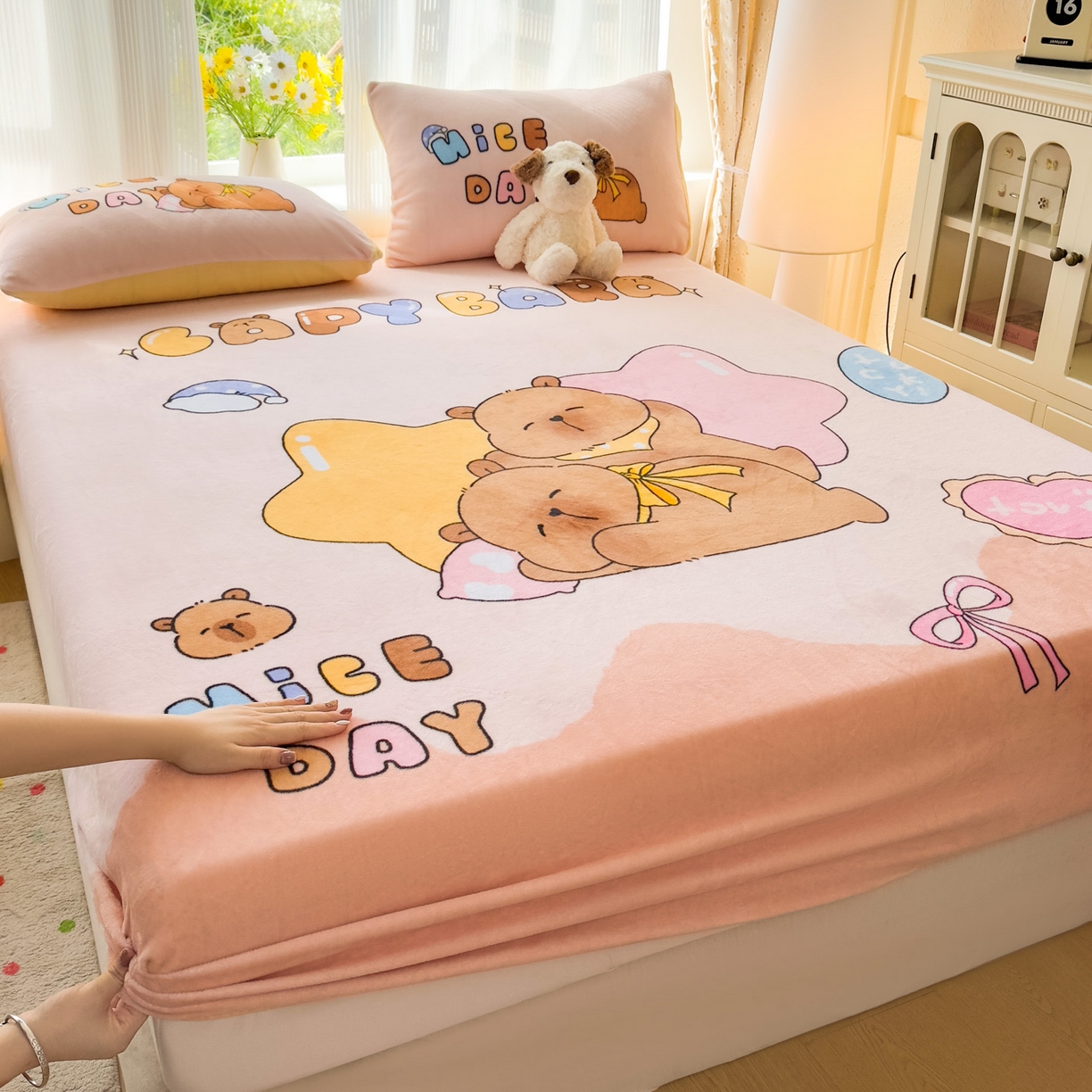 91家纺网 家纺一手货源 找家纺 浩诚 2025新款大版原创设计卡皮巴拉高克重牛奶绒单床笠 睡梦巴拉