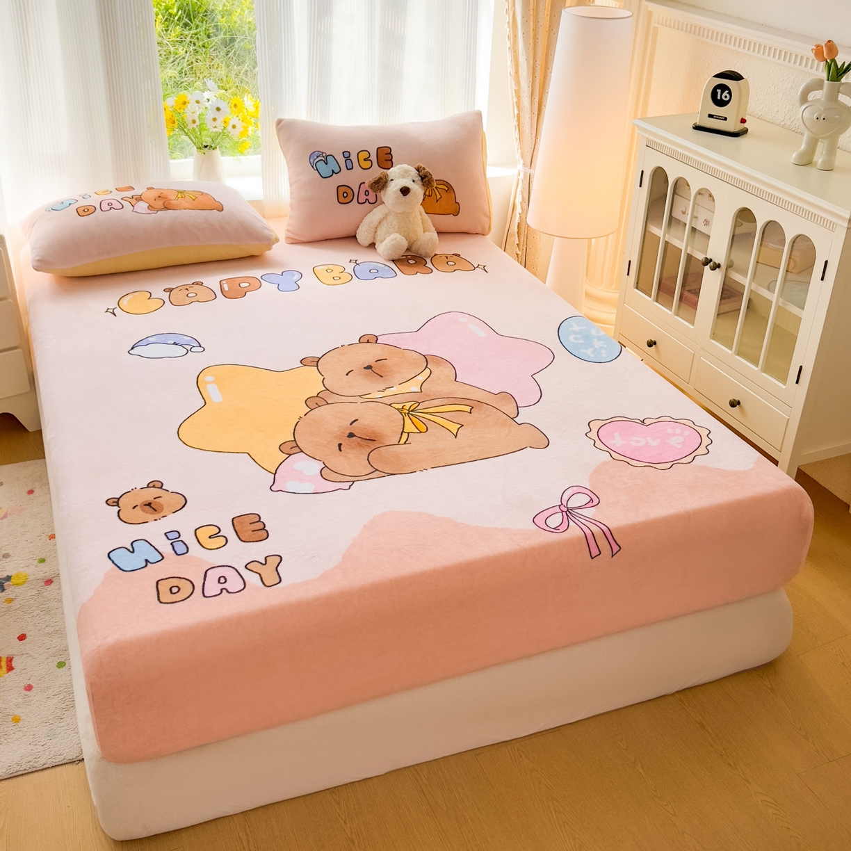 91家纺网 家纺一手货源 找家纺 浩诚 2025新款大版原创设计卡皮巴拉高克重牛奶绒单床笠 睡梦巴拉