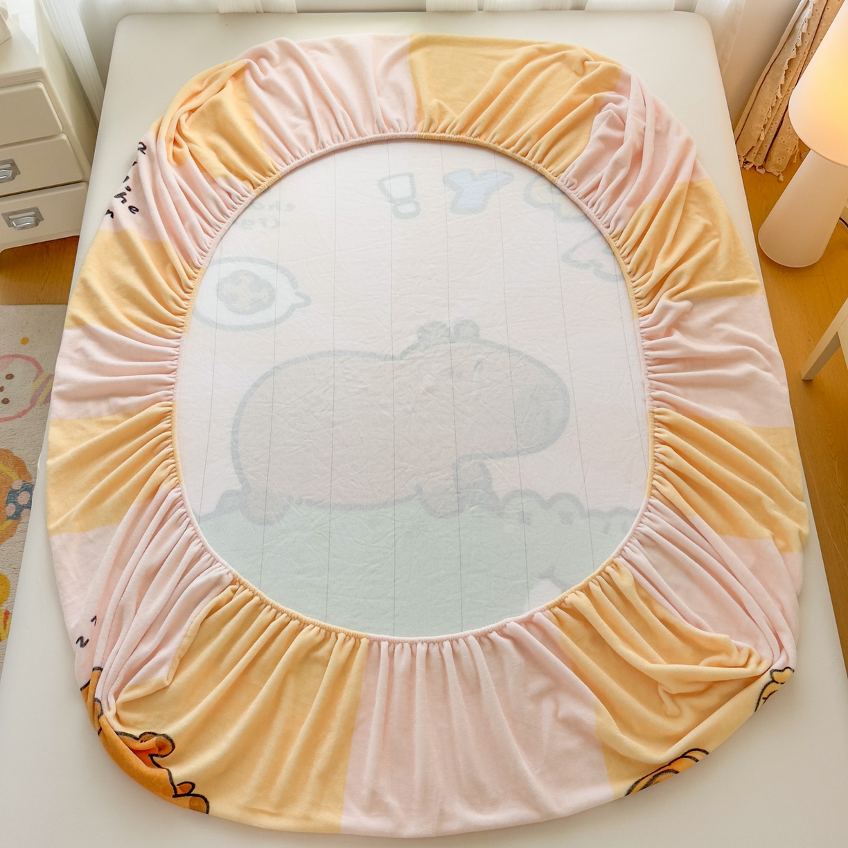 91家纺网 家纺一手货源 找家纺 浩诚 2025新款大版原创设计卡皮巴拉高克重牛奶绒单床笠 趴趴巴拉