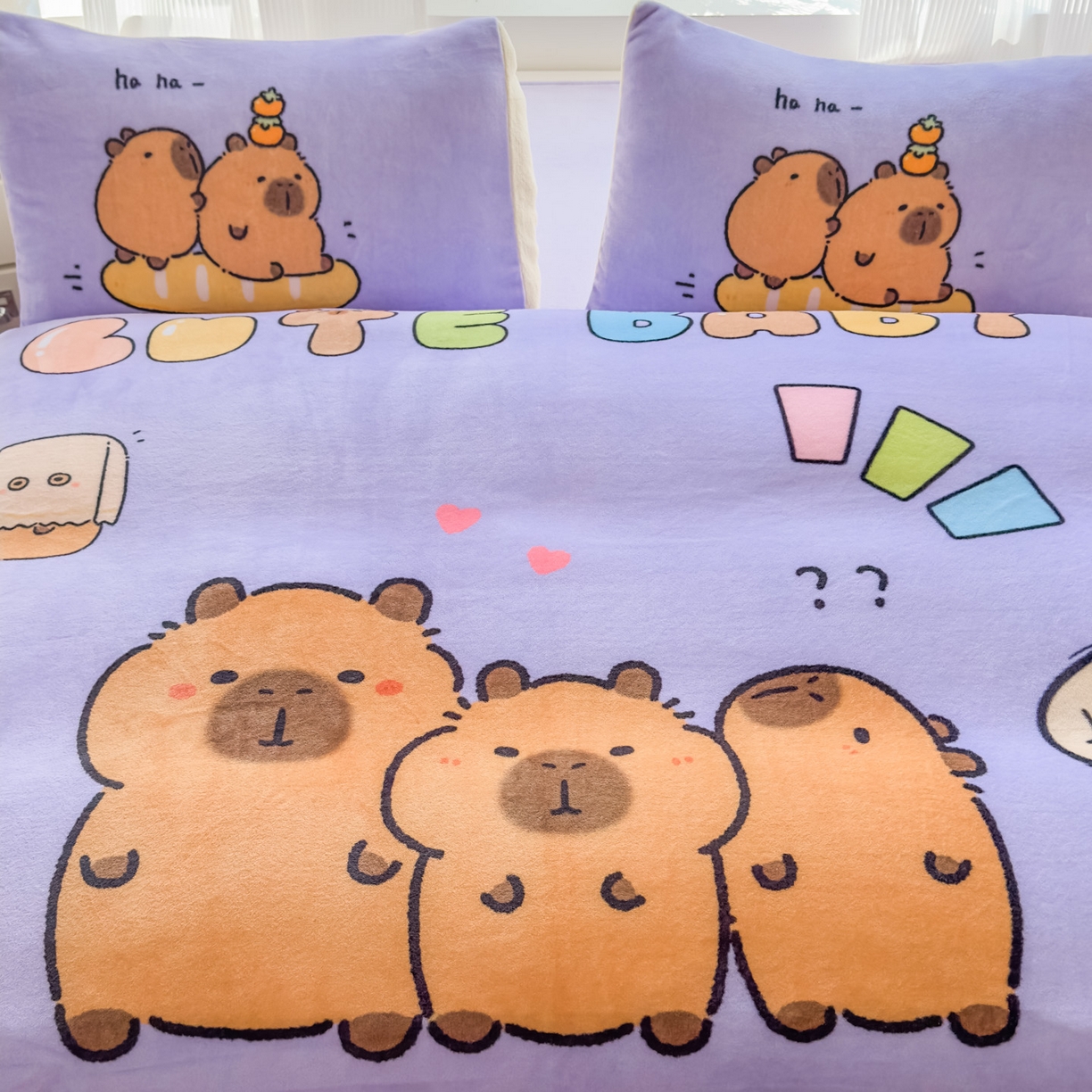 91家纺网 家纺一手货源 找家纺 浩诚 2025新款大版原创设计卡皮巴拉高克重牛奶绒单床笠 紫色巴拉