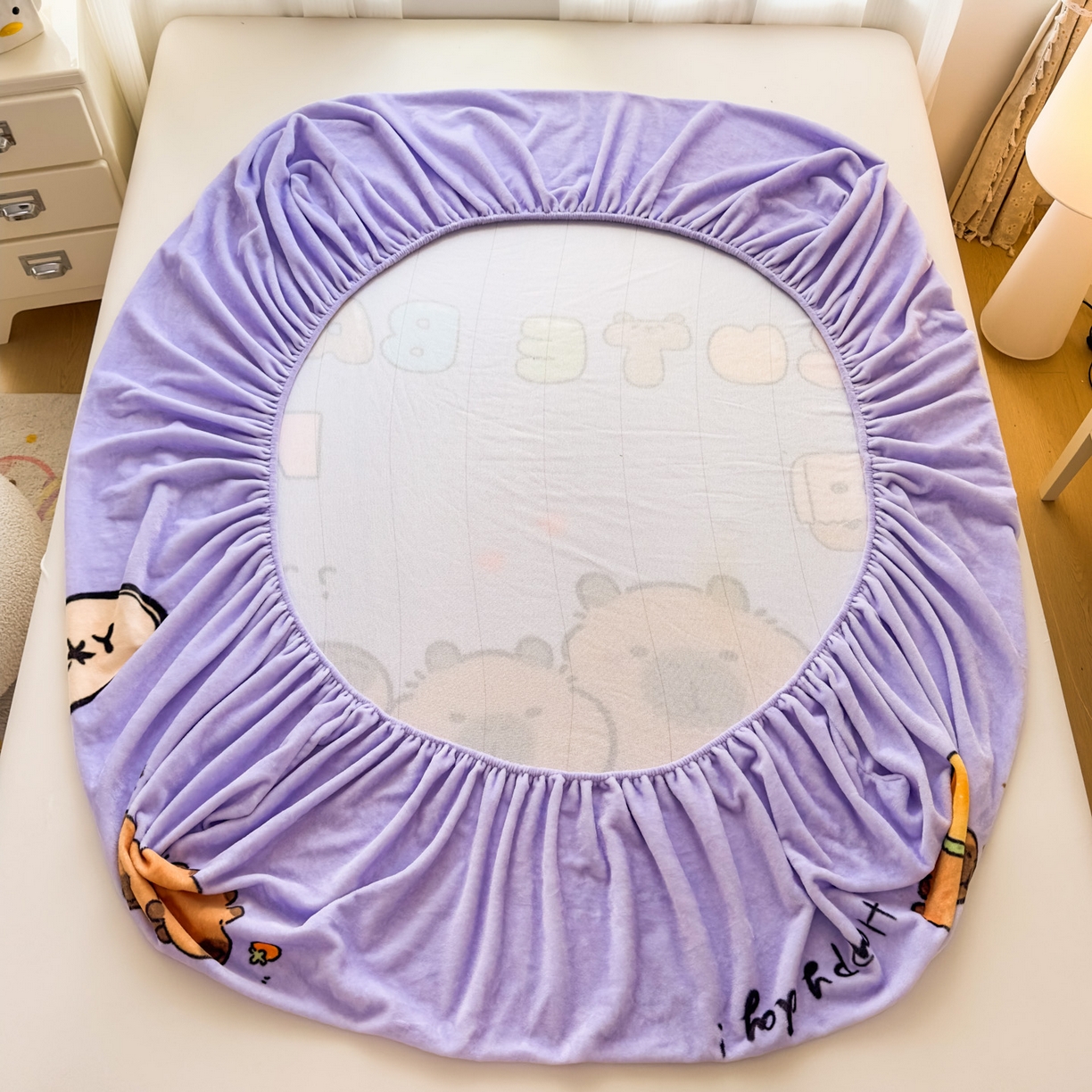 91家纺网 家纺一手货源 找家纺 浩诚 2025新款大版原创设计卡皮巴拉高克重牛奶绒单床笠 紫色巴拉