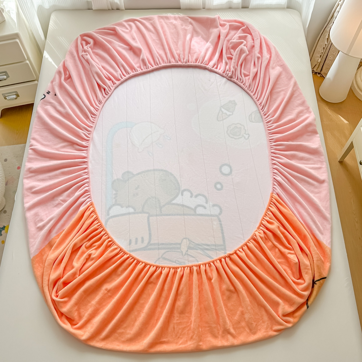 91家纺网 家纺一手货源 找家纺 浩诚 2025新款大版原创设计卡皮巴拉高克重牛奶绒单床笠 向往的生活