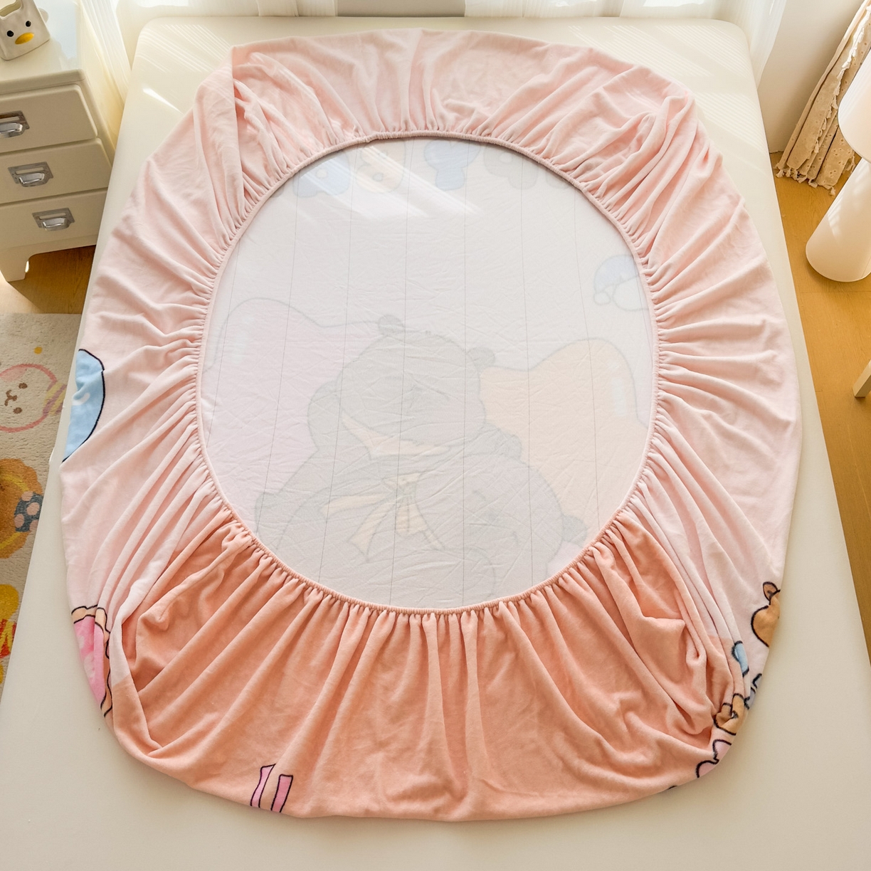 91家纺网 家纺一手货源 找家纺 浩诚 2025新款大版原创设计卡皮巴拉高克重牛奶绒单床笠 睡梦巴拉