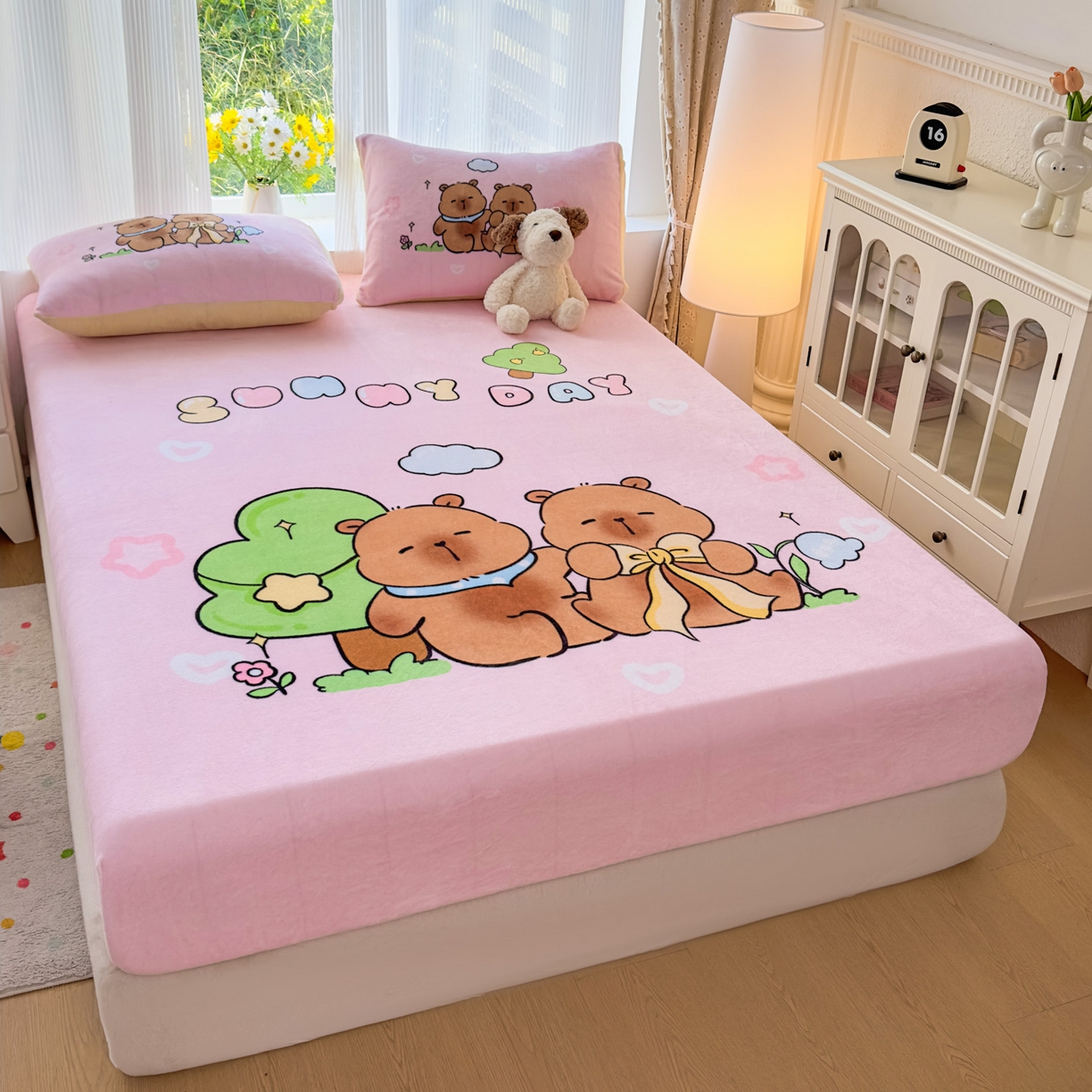 91家纺网 家纺一手货源 找家纺 浩诚 2025新款大版原创设计卡皮巴拉高克重牛奶绒单床笠 阳光巴拉