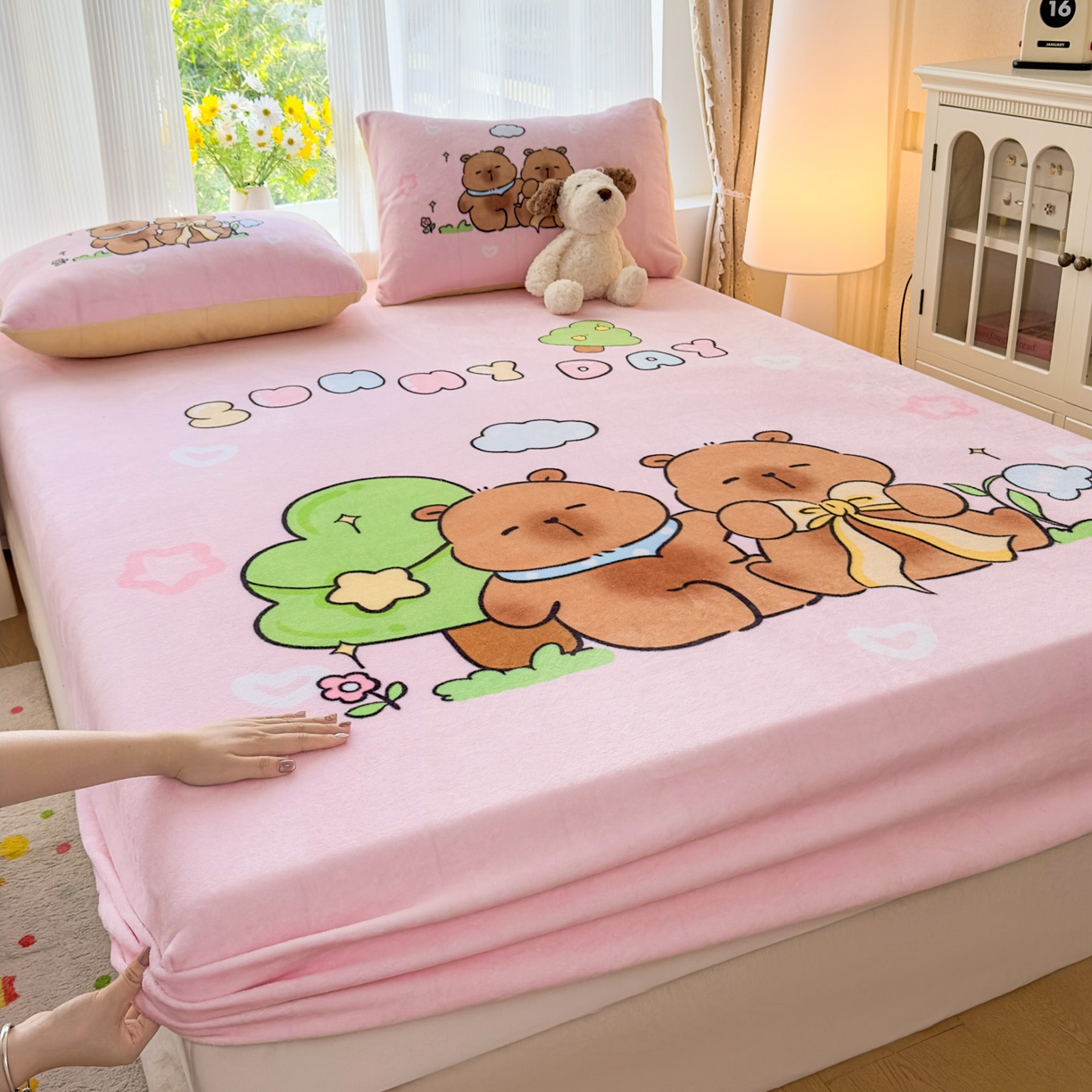 91家纺网 家纺一手货源 找家纺 浩诚 2025新款大版原创设计卡皮巴拉高克重牛奶绒单床笠 阳光巴拉