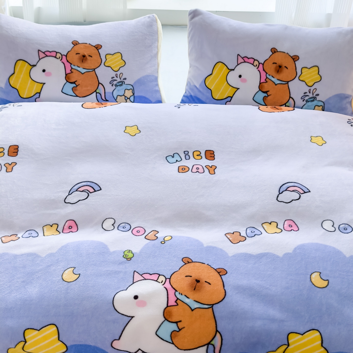 91家纺网 家纺一手货源 找家纺 浩诚 2025新款大版原创设计卡皮巴拉高克重牛奶绒单床笠 旋转巴拉