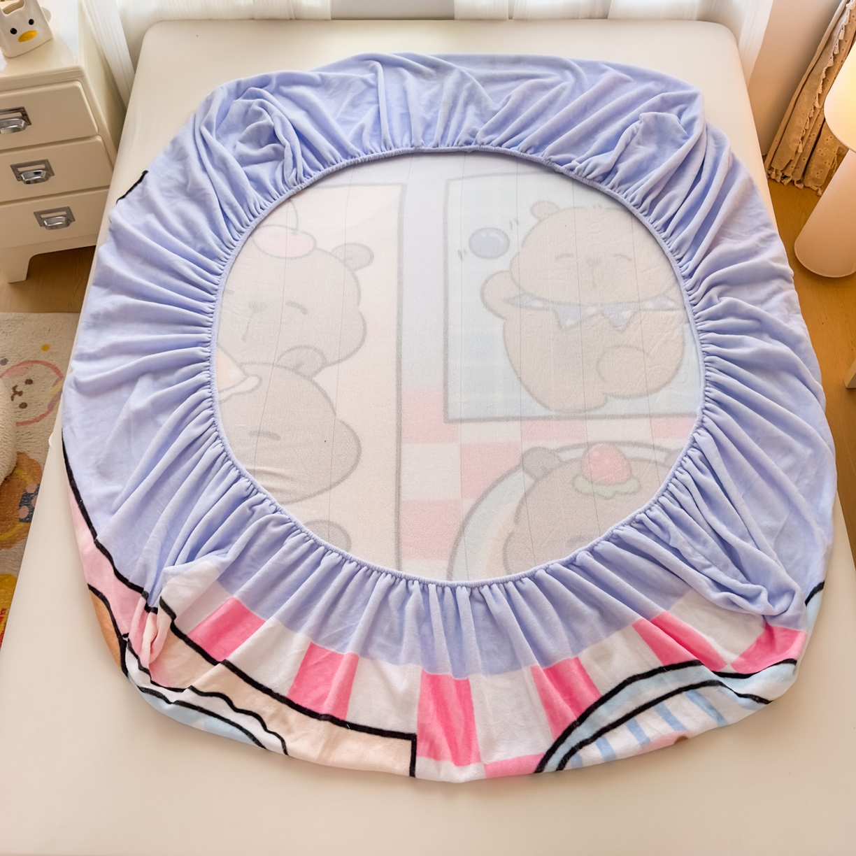 91家纺网 家纺一手货源 找家纺 浩诚 2025新款大版原创设计卡皮巴拉高克重牛奶绒单床笠 调皮巴拉