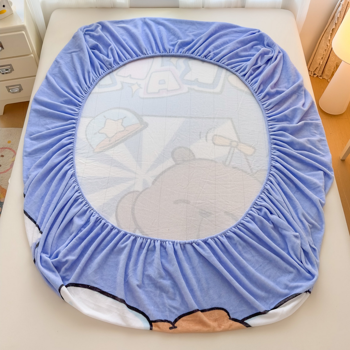 91家纺网 家纺一手货源 找家纺 浩诚 2025新款大版原创设计卡皮巴拉高克重牛奶绒单床笠 飞行员卡卡