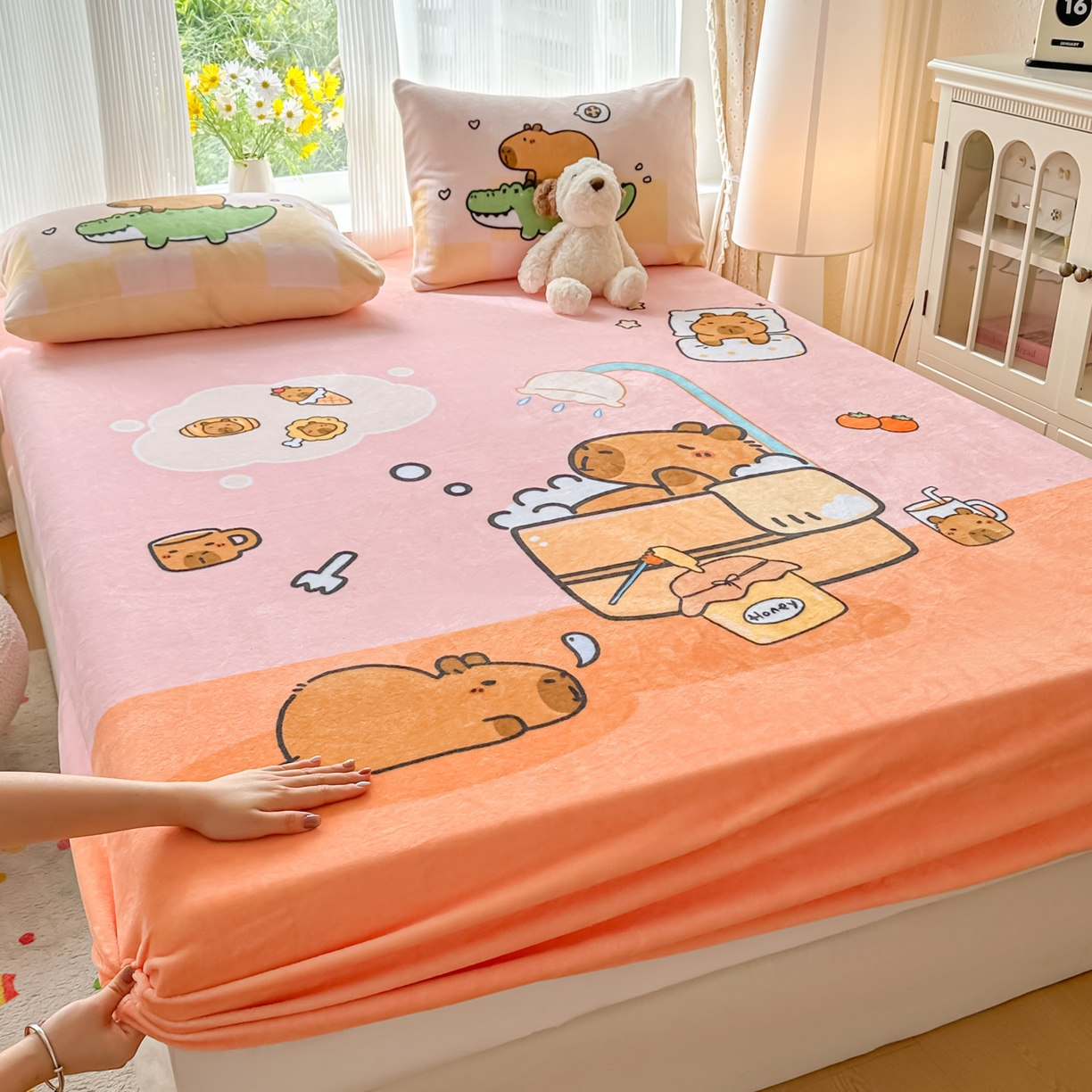 91家纺网 家纺一手货源 找家纺 浩诚 2025新款大版原创设计卡皮巴拉高克重牛奶绒单床笠 向往的生活