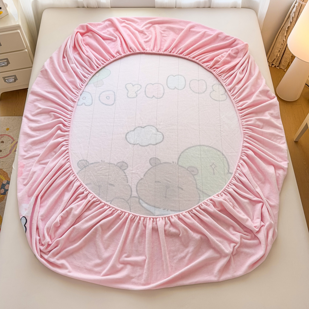 91家纺网 家纺一手货源 找家纺 浩诚 2025新款大版原创设计卡皮巴拉高克重牛奶绒单床笠 阳光巴拉