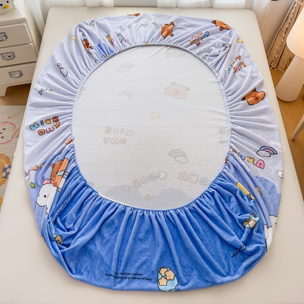 91家纺网 家纺一手货源 找家纺 浩诚 2025新款大版原创设计卡皮巴拉高克重牛奶绒单床笠 旋转巴拉