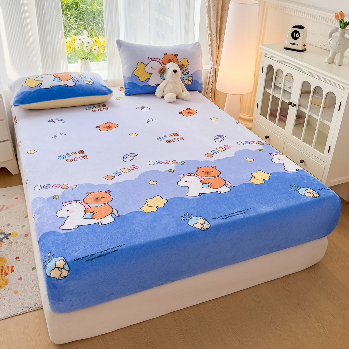 91家纺网 家纺一手货源 找家纺 浩诚 2025新款大版原创设计卡皮巴拉高克重牛奶绒单床笠 旋转巴拉