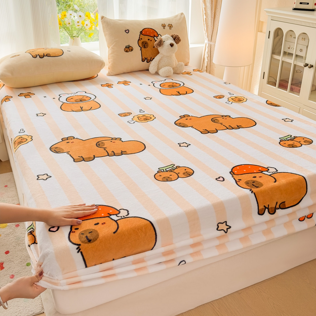 91家纺网 家纺一手货源 找家纺 浩诚 2025新款大版原创设计卡皮巴拉高克重牛奶绒单床笠 条纹巴拉