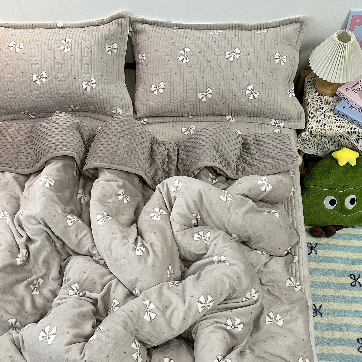 慕晨 2025新款牛奶绒新款印花高克重豆豆绒夹棉床盖三件被套四件套热款 巧克力蝴蝶结