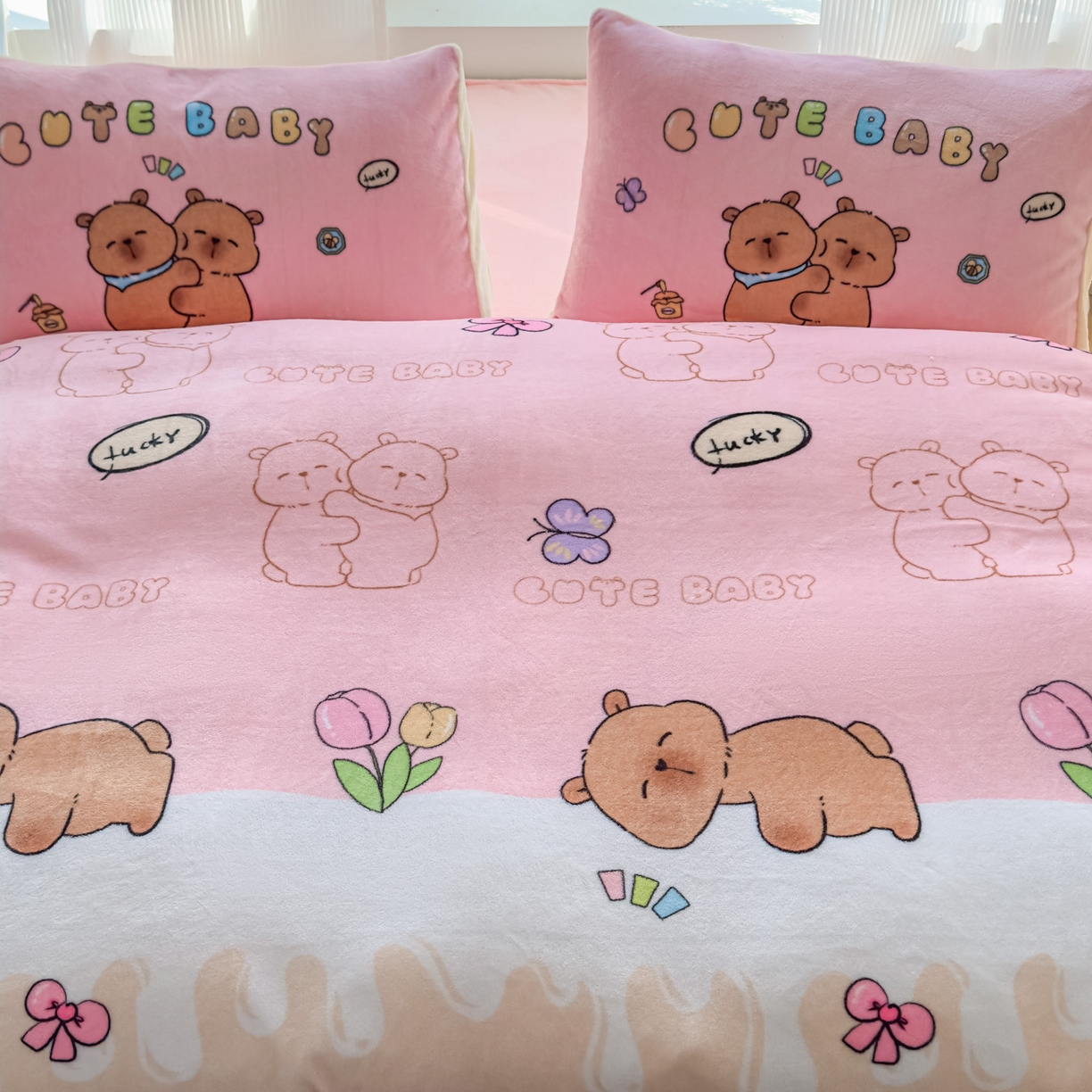 91家纺网 家纺一手货源 找家纺 浩诚 2025新款大版原创设计卡皮巴拉高克重牛奶绒单床笠 幸运巴拉