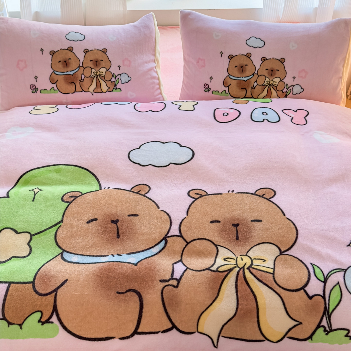 91家纺网 家纺一手货源 找家纺 浩诚 2025新款大版原创设计卡皮巴拉高克重牛奶绒单床笠 阳光巴拉