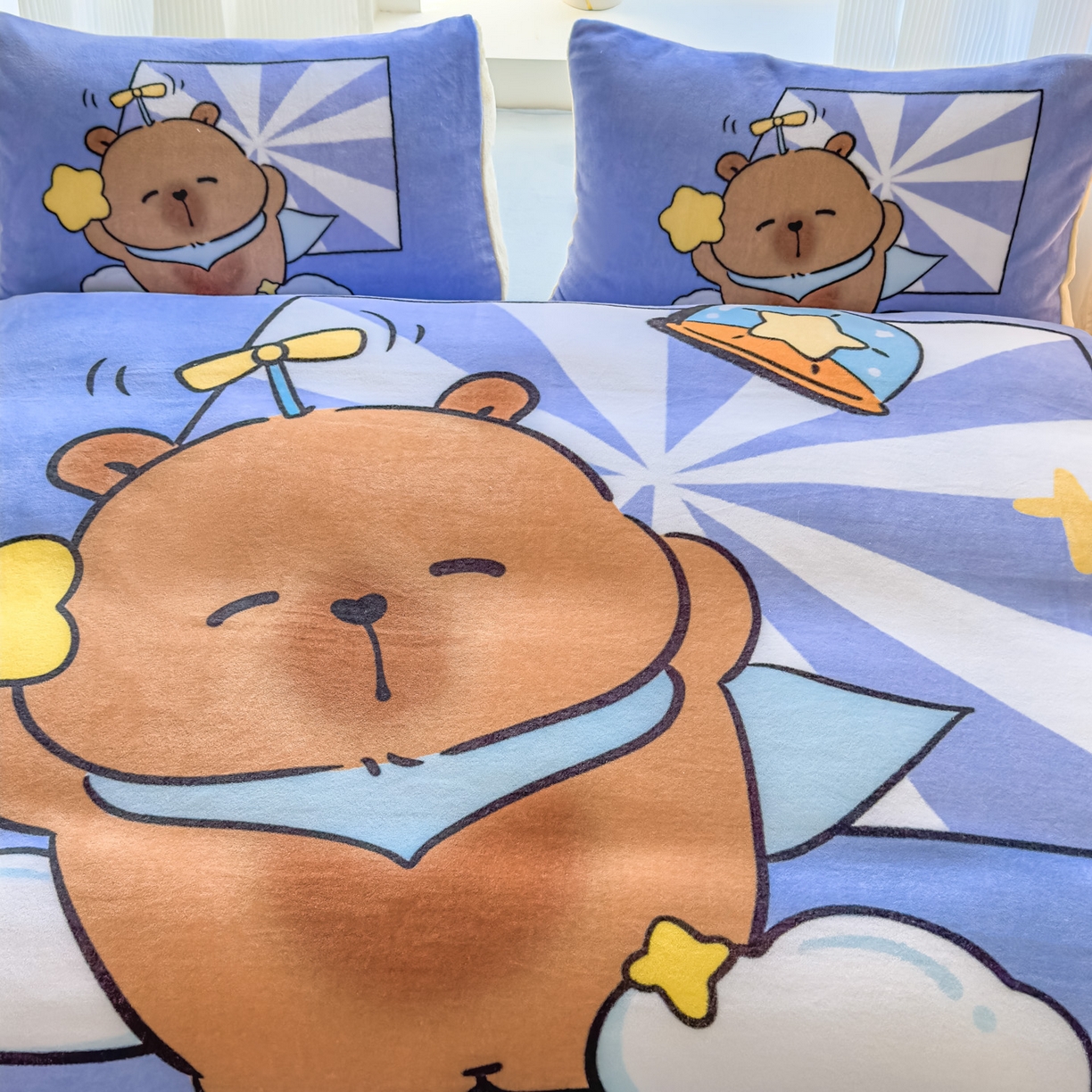 91家纺网 家纺一手货源 找家纺 浩诚 2025新款大版原创设计卡皮巴拉高克重牛奶绒单床笠 飞行员卡卡