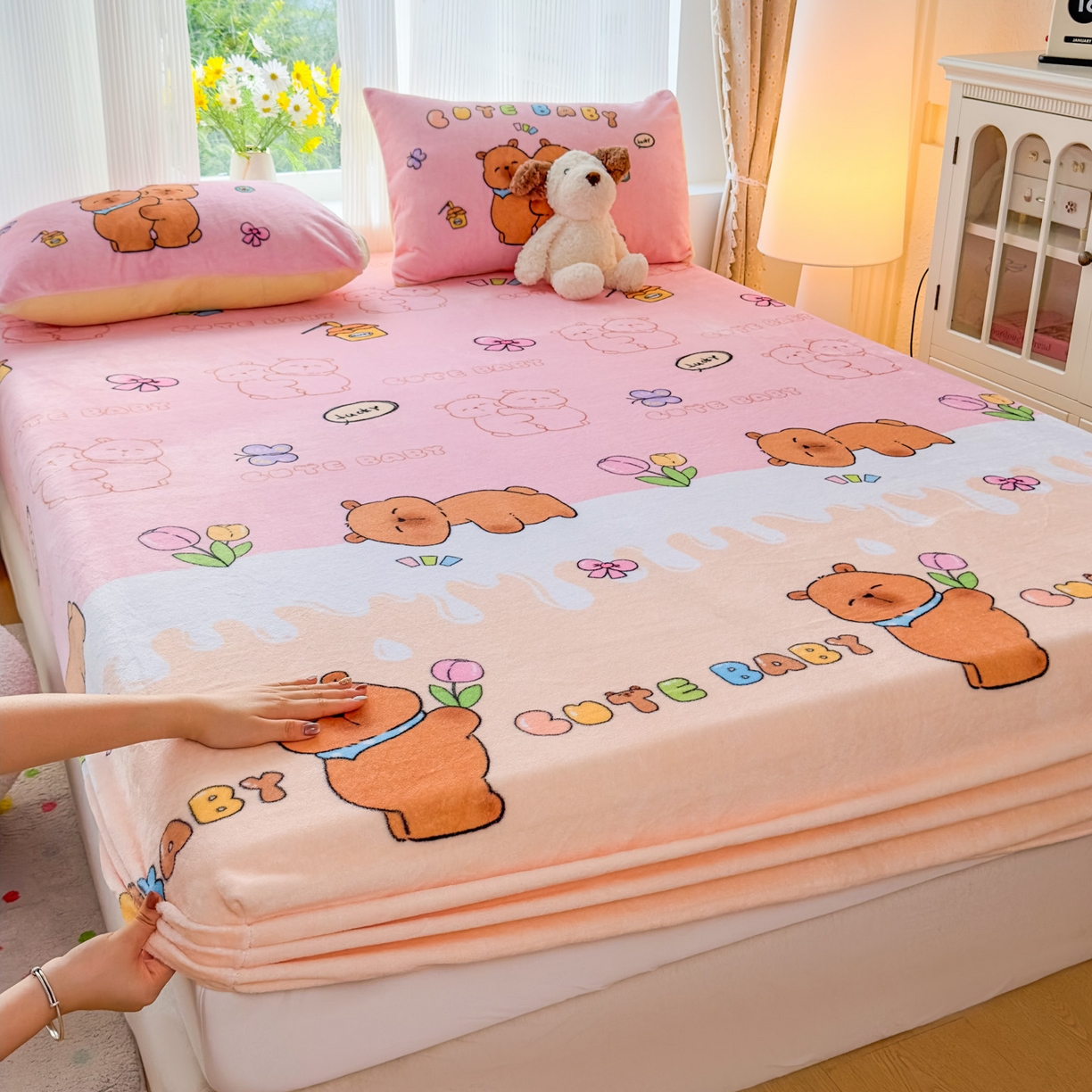 91家纺网 家纺一手货源 找家纺 浩诚 2025新款大版原创设计卡皮巴拉高克重牛奶绒单床笠 幸运巴拉