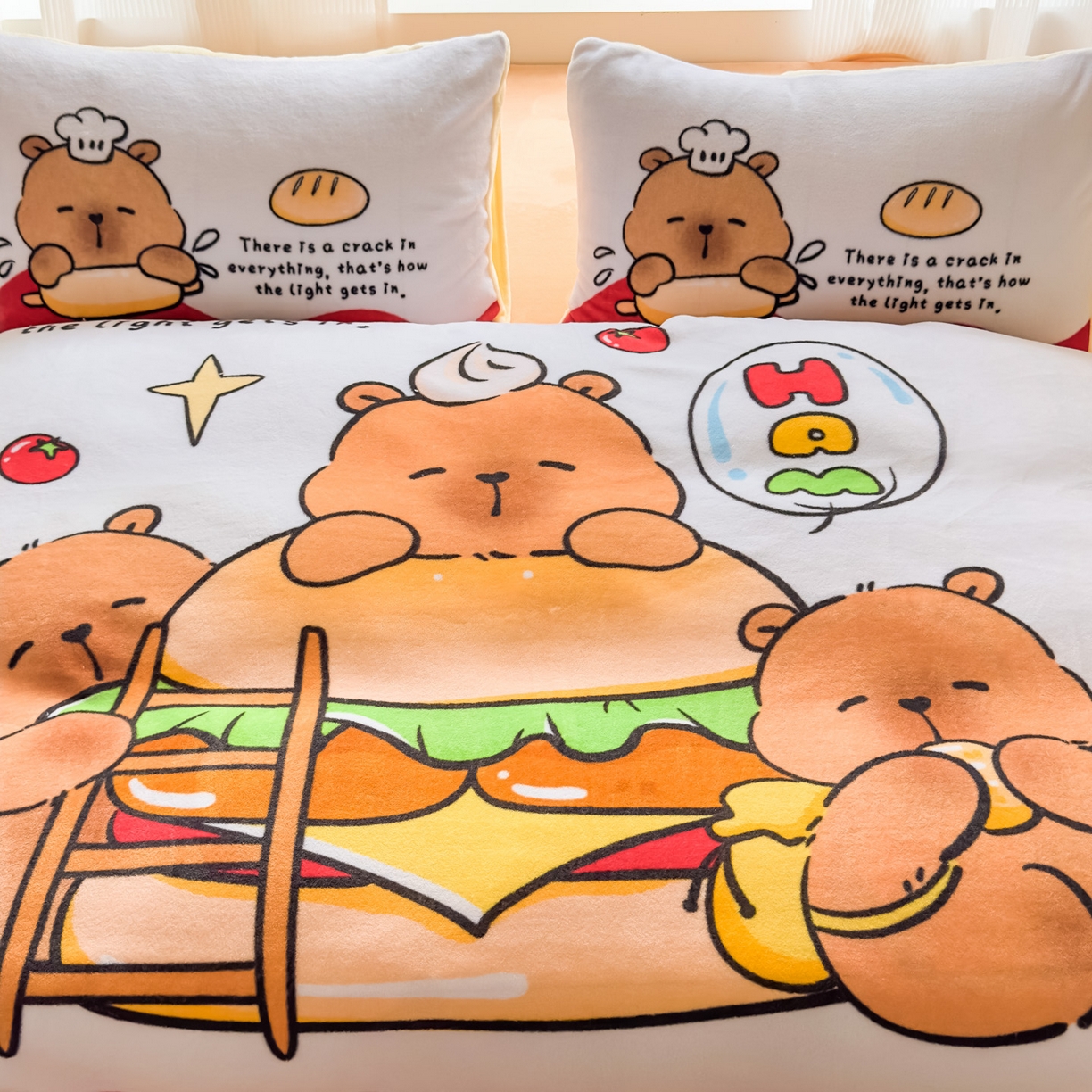 91家纺网 家纺一手货源 找家纺 浩诚 2025新款大版原创设计卡皮巴拉高克重牛奶绒单床笠 汉堡巴拉