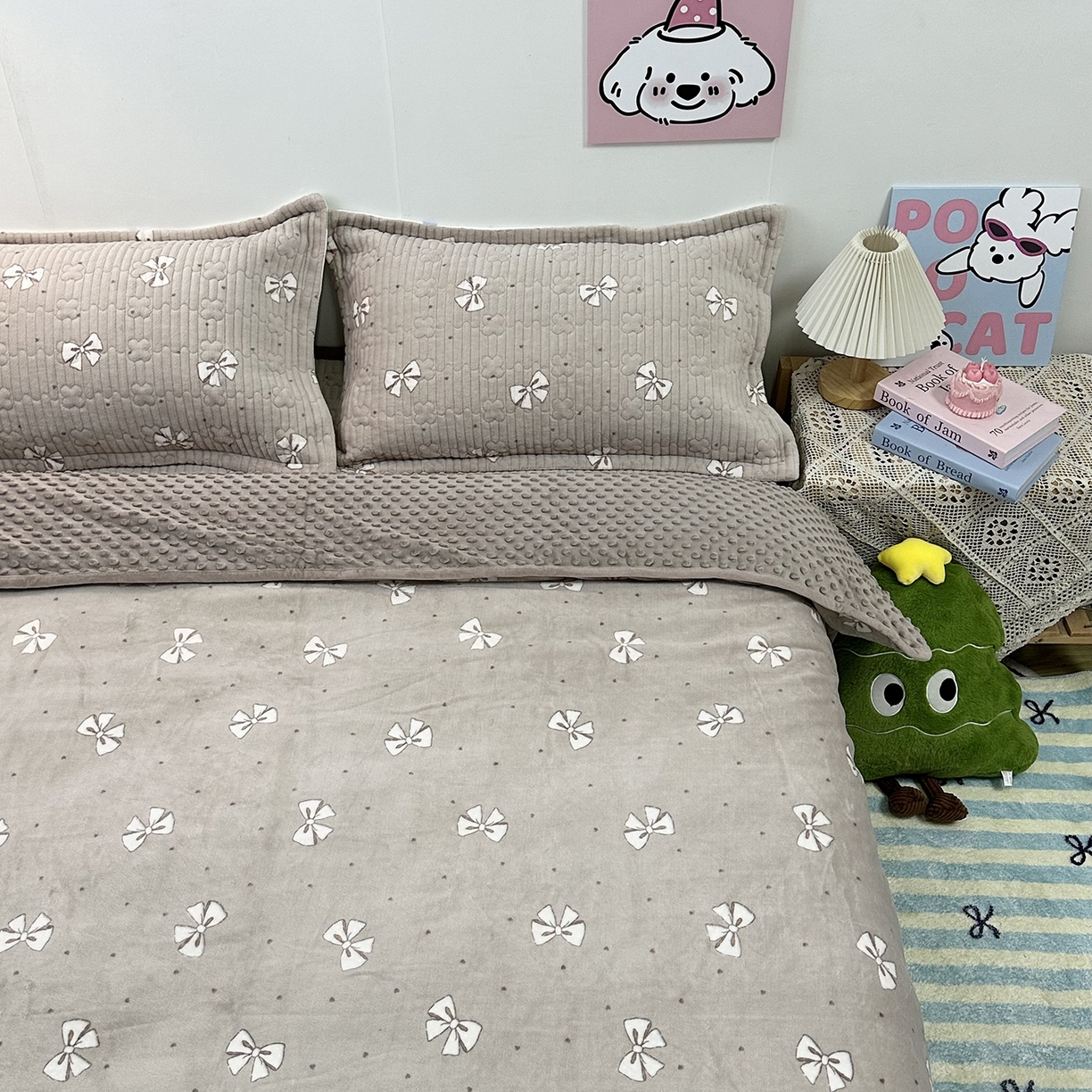 91家纺网 家纺一手货源 找家纺 慕晨 2025新款牛奶绒新款印花高克重豆豆绒夹棉床盖三件被套四件套热款 巧克力蝴蝶结