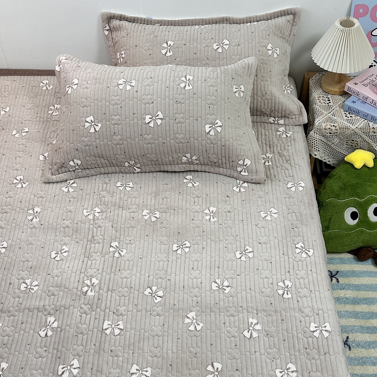 91家纺网 家纺一手货源 找家纺 慕晨 2025新款牛奶绒新款印花高克重豆豆绒夹棉床盖三件被套四件套热款 巧克力蝴蝶结