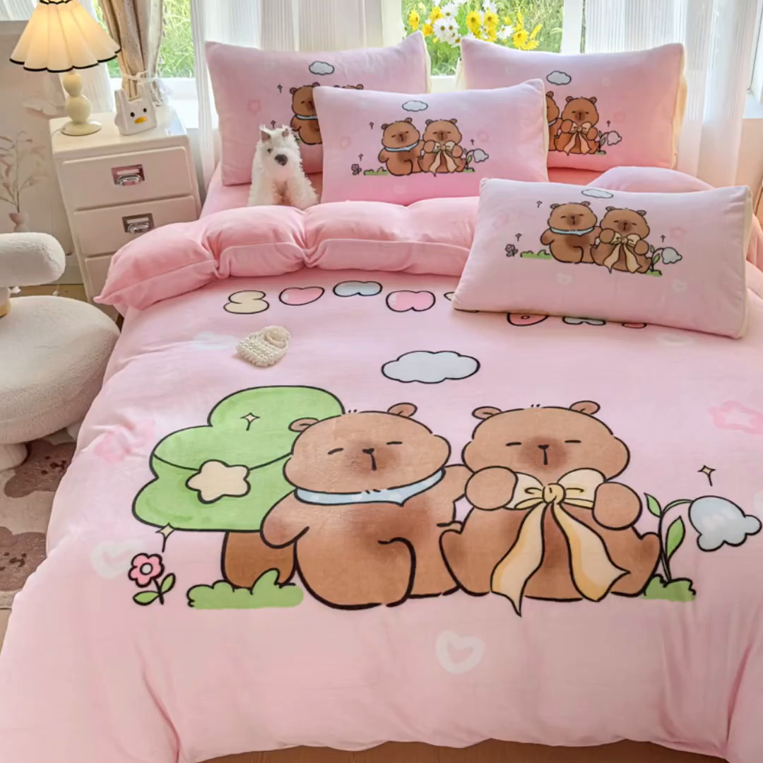 91家纺网 家纺一手货源 找家纺 浩诚 2025新款大版原创设计卡皮巴拉高克重牛奶绒单床笠 阳光巴拉