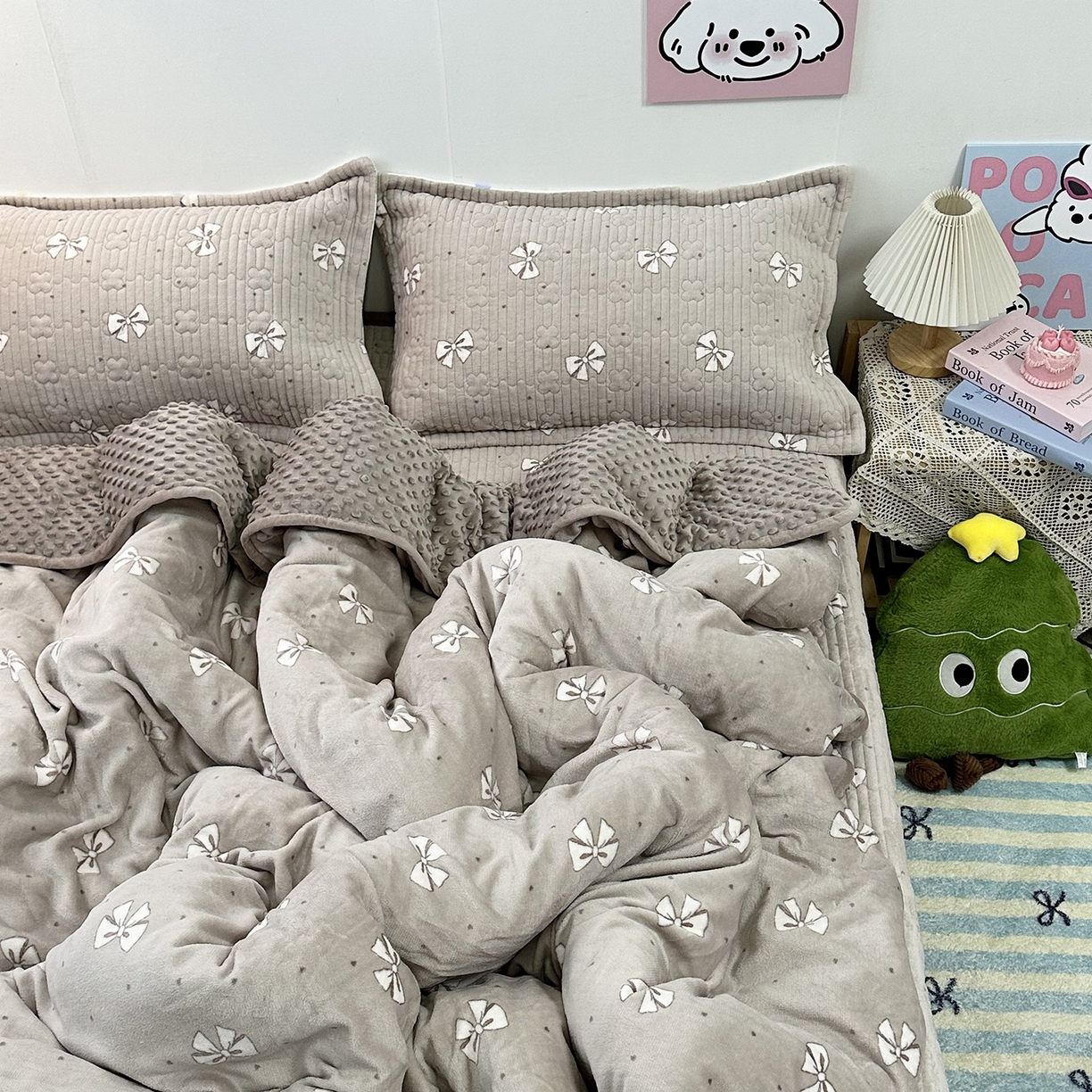 91家纺网 家纺一手货源 找家纺 慕晨 2025新款牛奶绒新款印花高克重豆豆绒夹棉床盖三件被套四件套热款 巧克力蝴蝶结