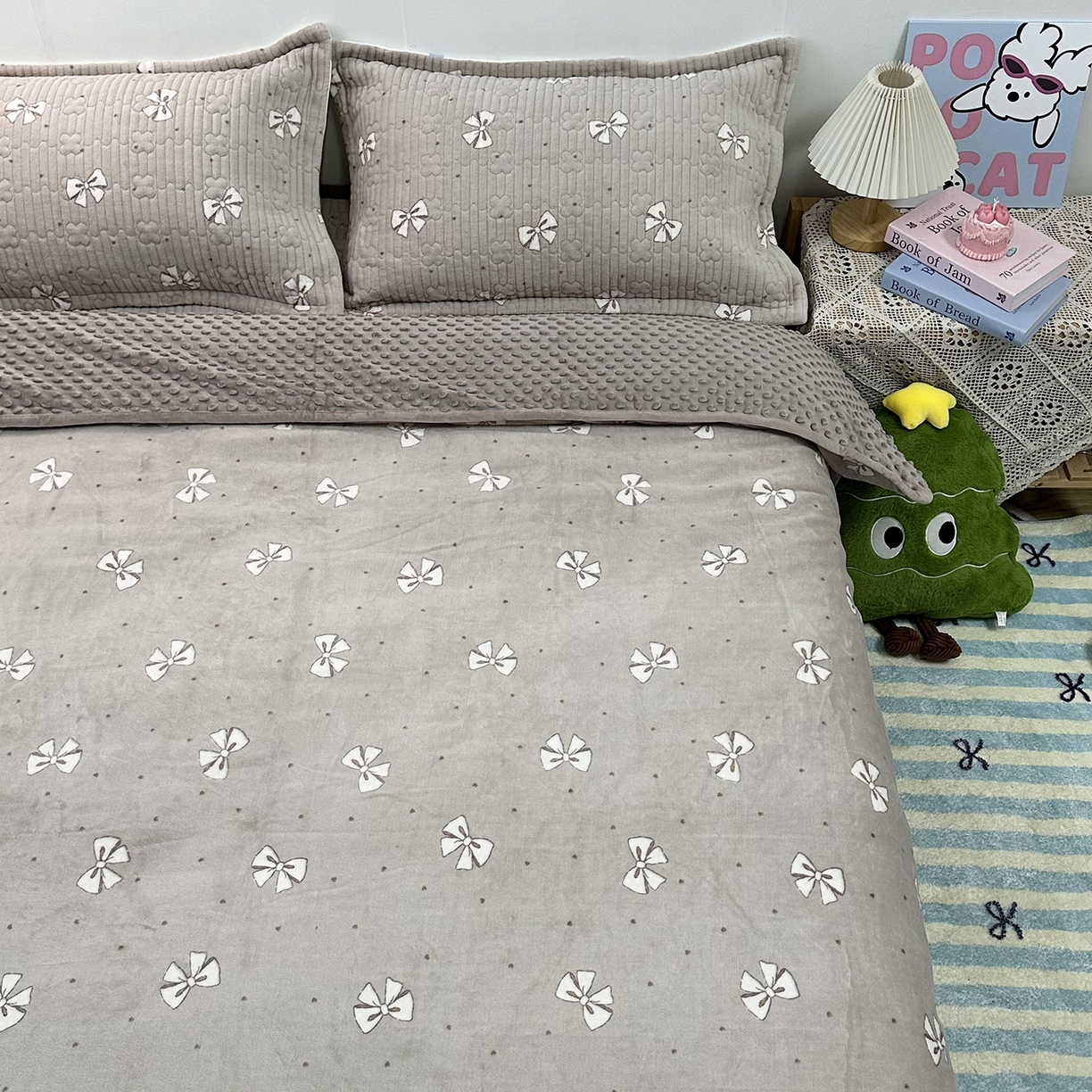 91家纺网 家纺一手货源 找家纺 慕晨 2025新款牛奶绒新款印花高克重豆豆绒夹棉床盖三件被套四件套热款 巧克力蝴蝶结