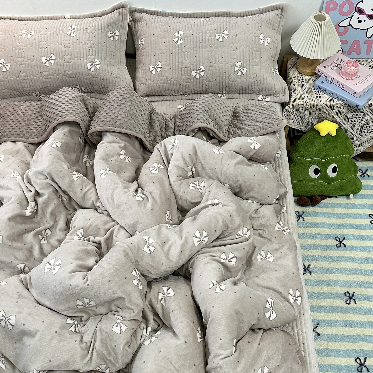 91家纺网 家纺一手货源 找家纺 慕晨 2025新款牛奶绒新款印花高克重豆豆绒夹棉床盖三件被套四件套热款 巧克力蝴蝶结