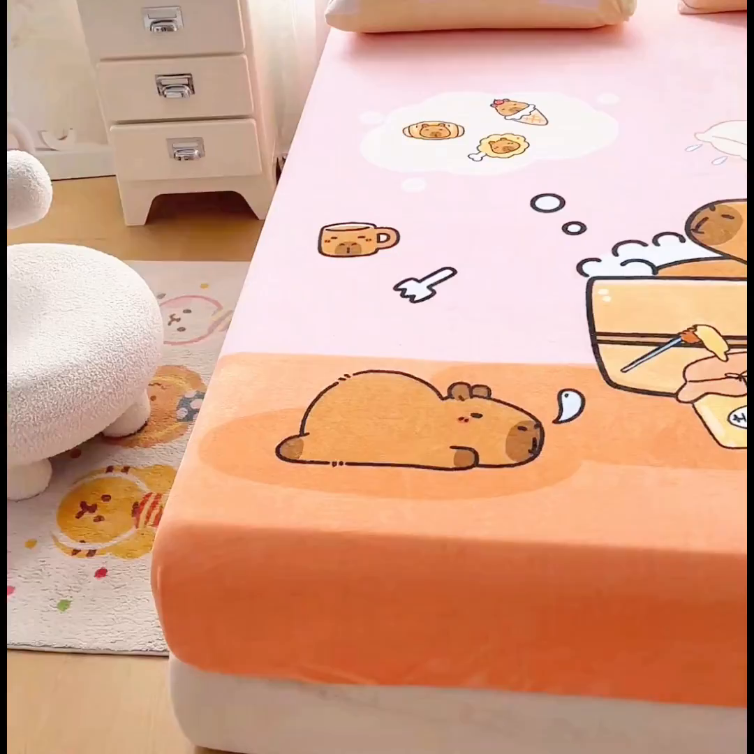 91家纺网 家纺一手货源 找家纺 浩诚 2025新款大版原创设计卡皮巴拉高克重牛奶绒单床笠 向往的生活