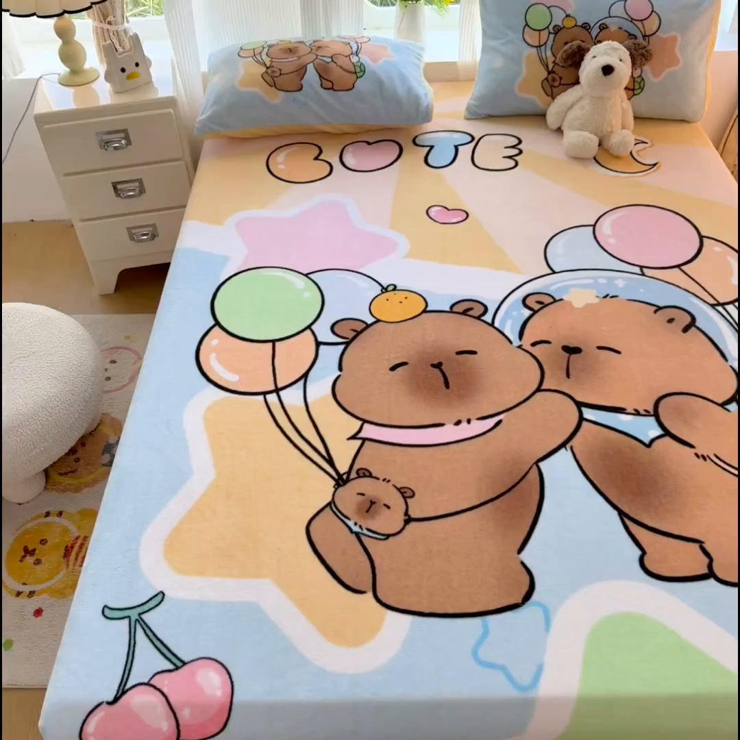 91家纺网 家纺一手货源 找家纺 浩诚 2025新款大版原创设计卡皮巴拉高克重牛奶绒单床笠 气球巴拉