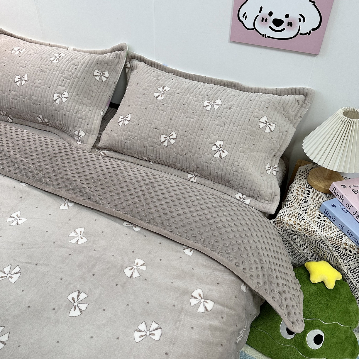 91家纺网 家纺一手货源 找家纺 慕晨 2025新款牛奶绒新款印花高克重豆豆绒夹棉床盖三件被套四件套热款 巧克力蝴蝶结