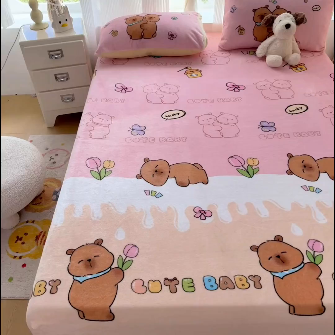 91家纺网 家纺一手货源 找家纺 浩诚 2025新款大版原创设计卡皮巴拉高克重牛奶绒单床笠 幸运巴拉