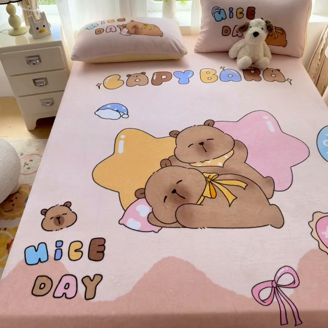 91家纺网 家纺一手货源 找家纺 浩诚 2025新款大版原创设计卡皮巴拉高克重牛奶绒单床笠 睡梦巴拉