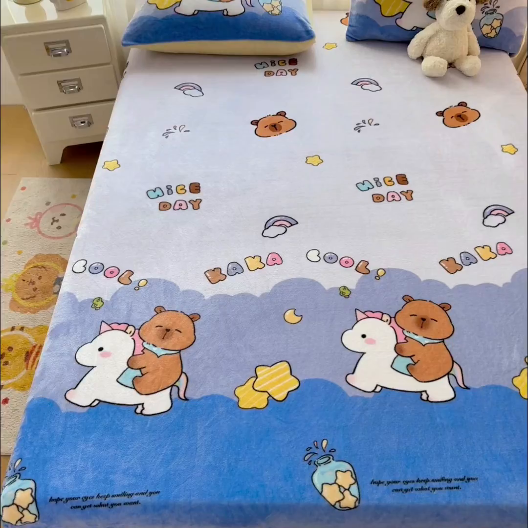 91家纺网 家纺一手货源 找家纺 浩诚 2025新款大版原创设计卡皮巴拉高克重牛奶绒单床笠 旋转巴拉