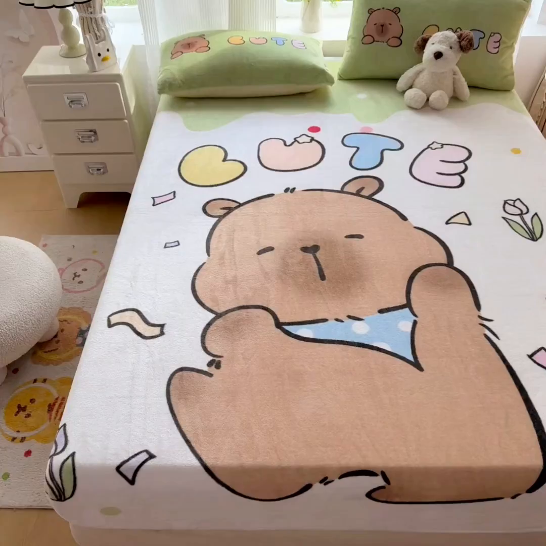 91家纺网 家纺一手货源 找家纺 浩诚 2025新款大版原创设计卡皮巴拉高克重牛奶绒单床笠 水豚巴拉