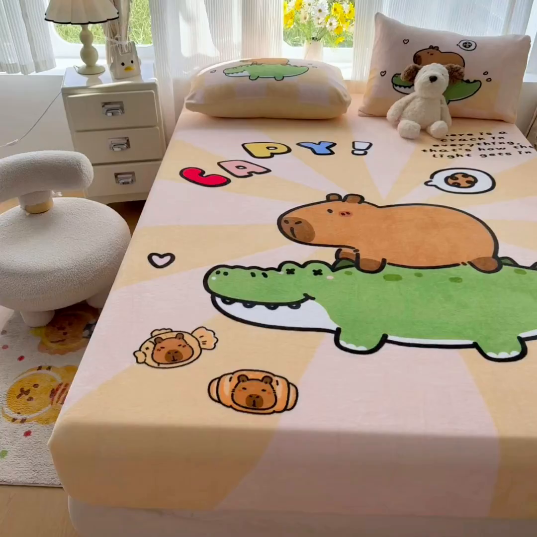 91家纺网 家纺一手货源 找家纺 浩诚 2025新款大版原创设计卡皮巴拉高克重牛奶绒单床笠 趴趴巴拉