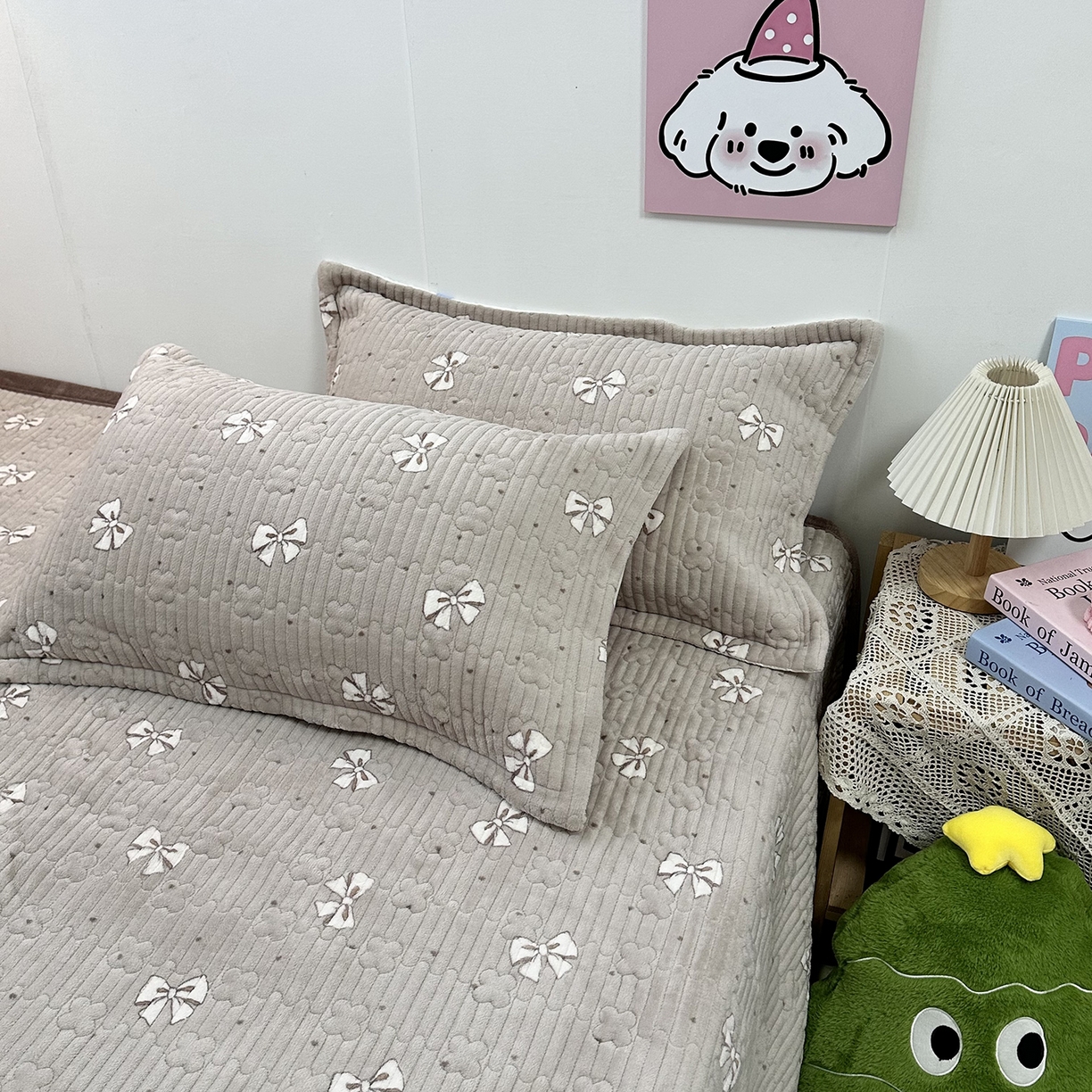 91家纺网 家纺一手货源 找家纺 慕晨 2025新款牛奶绒新款印花高克重豆豆绒夹棉床盖三件被套四件套热款 巧克力蝴蝶结