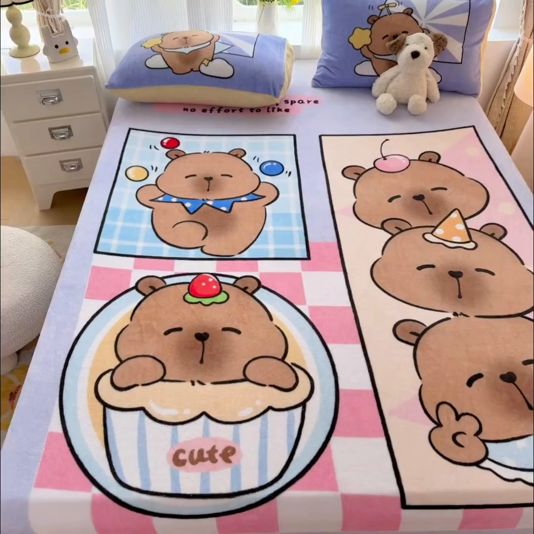 91家纺网 家纺一手货源 找家纺 浩诚 2025新款大版原创设计卡皮巴拉高克重牛奶绒单床笠 调皮巴拉