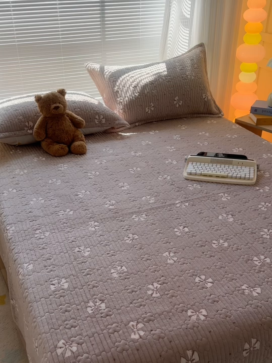 91家纺网 家纺一手货源 找家纺 慕晨 2025新款牛奶绒新款印花高克重豆豆绒夹棉床盖三件被套四件套热款 巧克力蝴蝶结