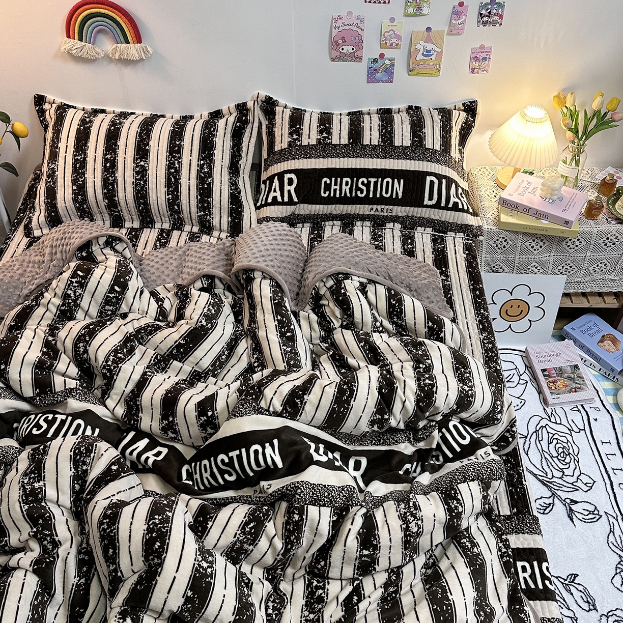 91家纺网 家纺一手货源 找家纺 慕晨 2025新款牛奶绒新款印花高克重豆豆绒夹棉床盖三件被套四件套热款 竖条字母