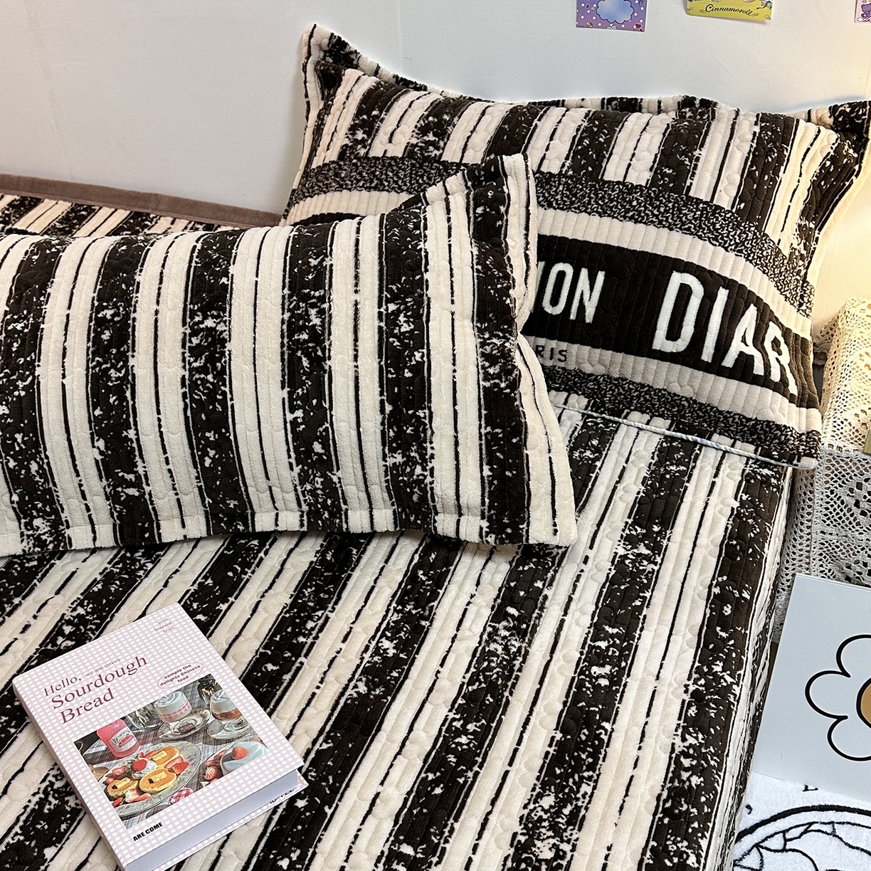 91家纺网 家纺一手货源 找家纺 慕晨 2025新款牛奶绒新款印花高克重豆豆绒夹棉床盖三件被套四件套热款 竖条字母