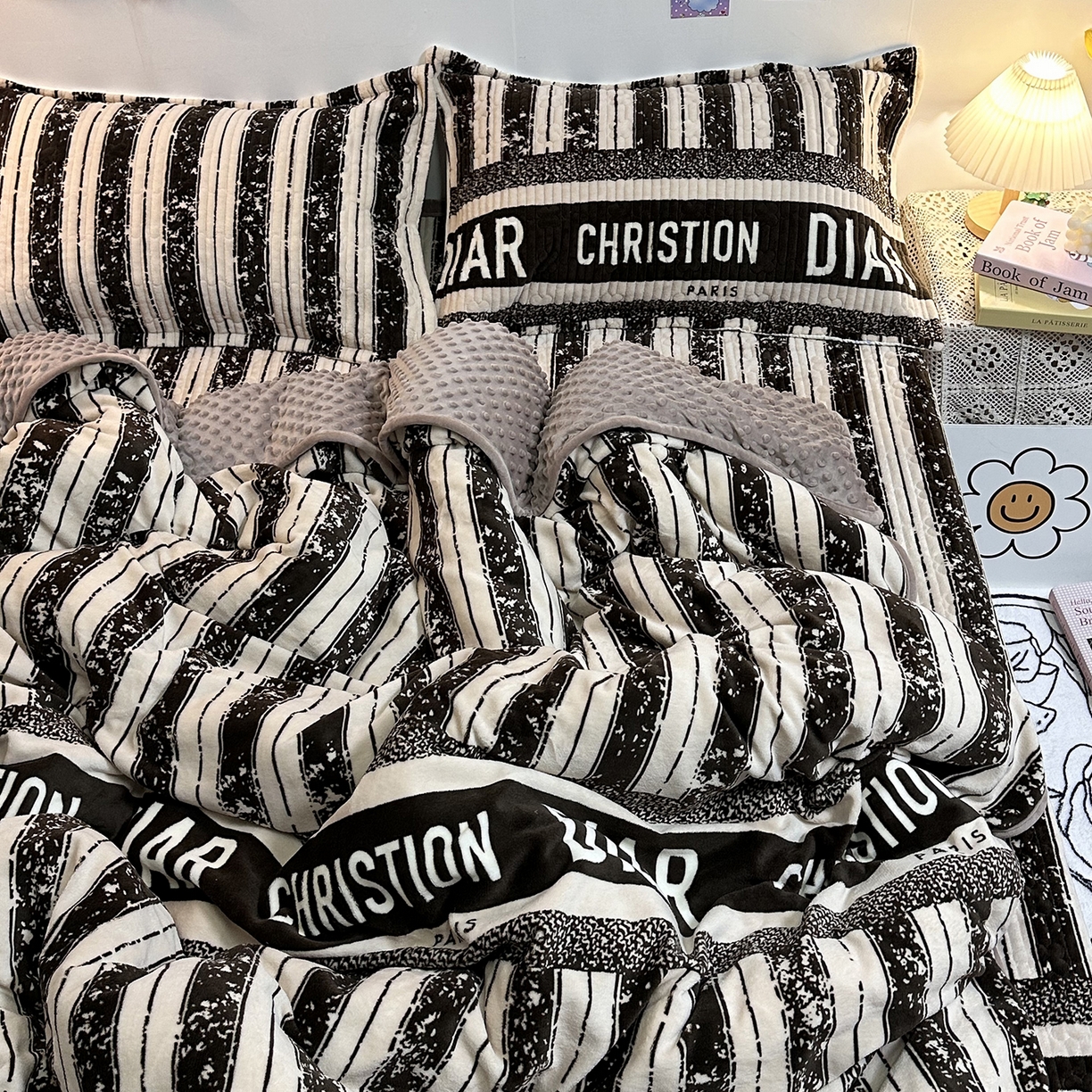 91家纺网 家纺一手货源 找家纺 慕晨 2025新款牛奶绒新款印花高克重豆豆绒夹棉床盖三件被套四件套热款 竖条字母