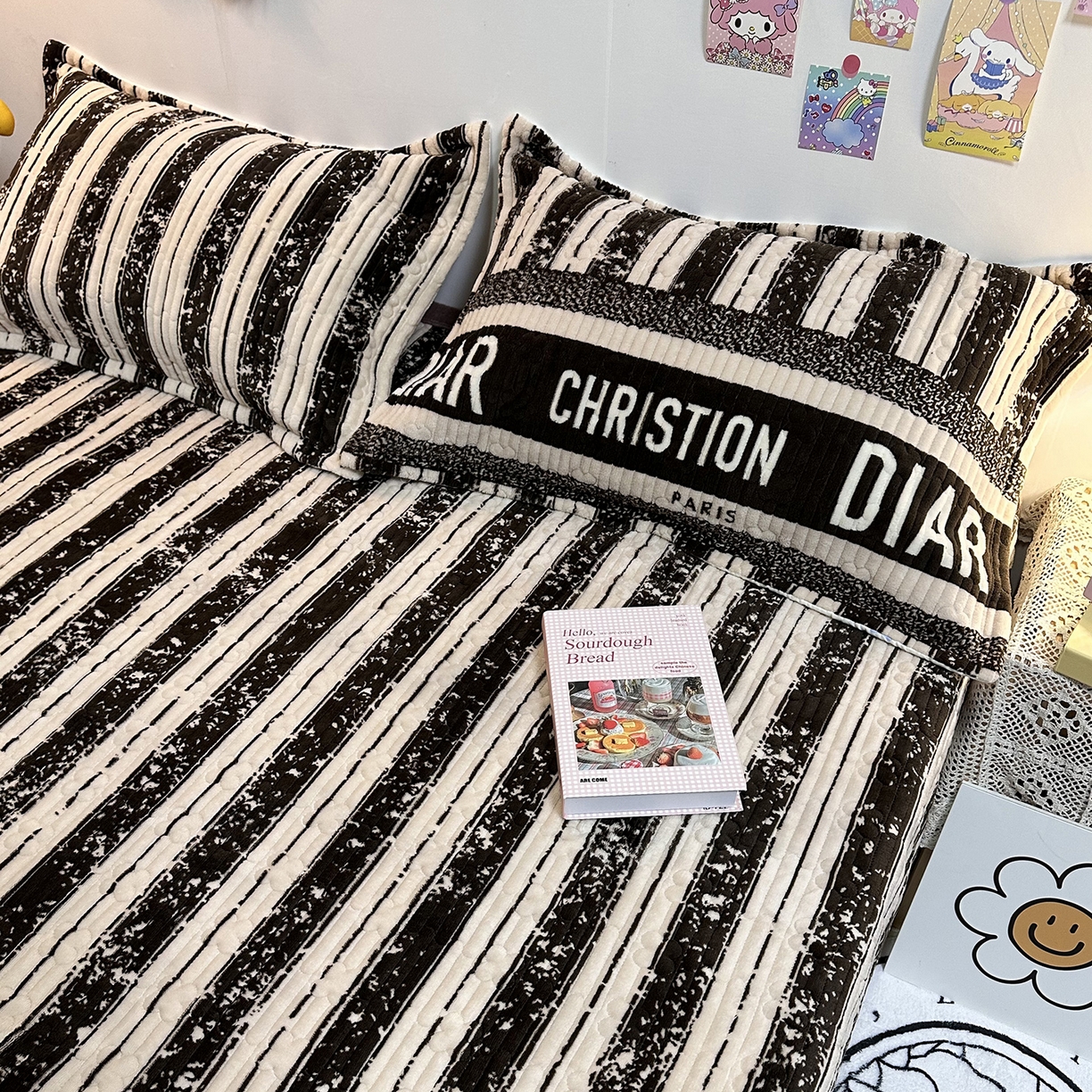 91家纺网 家纺一手货源 找家纺 慕晨 2025新款牛奶绒新款印花高克重豆豆绒夹棉床盖三件被套四件套热款 竖条字母