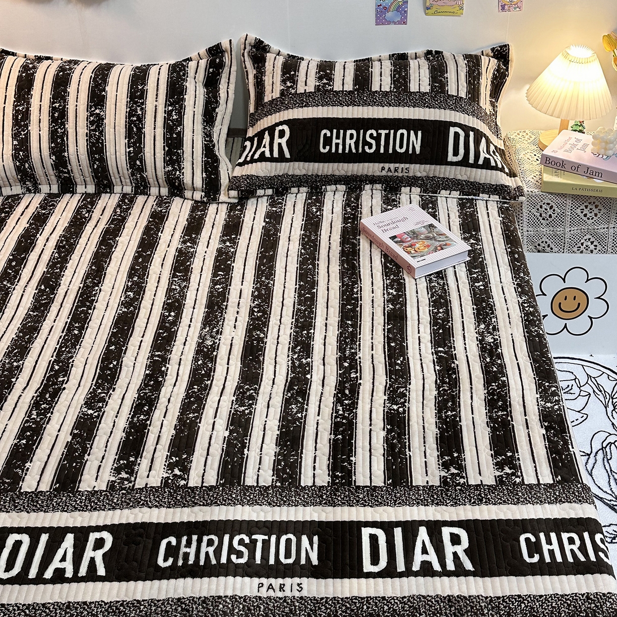 91家纺网 家纺一手货源 找家纺 慕晨 2025新款牛奶绒新款印花高克重豆豆绒夹棉床盖三件被套四件套热款 竖条字母